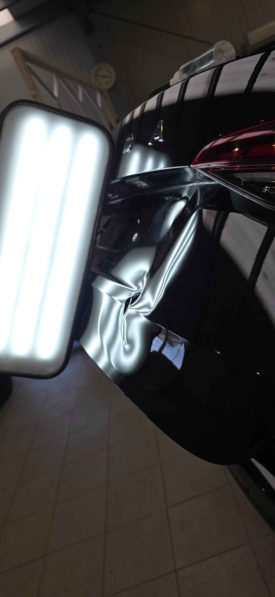 Fahrzeugfläche mit Delle – Vorher